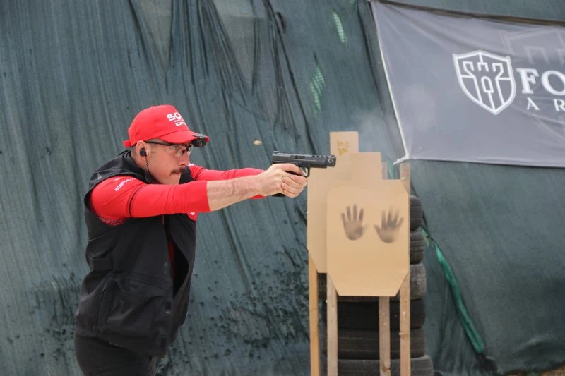 Müsabaka parkurunda yarışan sporcu